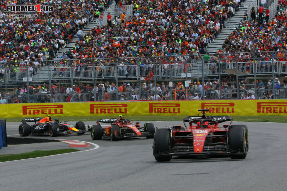 Foto zur News: Charles Leclerc (Ferrari), Carlos Sainz (Ferrari) und Sergio Perez (Red Bull)