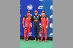 Foto zur News: Carlos Sainz (Ferrari), Max Verstappen (Red Bull) und Charles Leclerc (Ferrari)
