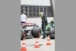 Foto zur News: Lewis Hamilton (Mercedes) und Nico Hülkenberg (Haas)
