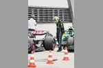 Foto zur News: Lewis Hamilton (Mercedes) und Nico Hülkenberg (Haas)