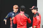 Foto zur News: Max Verstappen (Red Bull), Charles Leclerc (Ferrari) und Carlos Sainz (Ferrari)