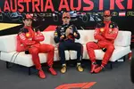 Foto zur News: Charles Leclerc (Ferrari), Max Verstappen (Red Bull) und Carlos Sainz (Ferrari)