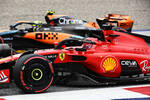 Foto zur News: Charles Leclerc (Ferrari) und Lando Norris (McLaren)