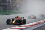 Foto zur News: Sergio Perez (Red Bull) und Carlos Sainz (Ferrari)