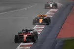 Foto zur News: Charles Leclerc (Ferrari) und Lando Norris (McLaren)