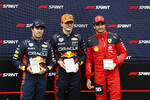 Foto zur News: Sergio Perez (Red Bull), Max Verstappen (Red Bull) und Carlos Sainz (Ferrari)