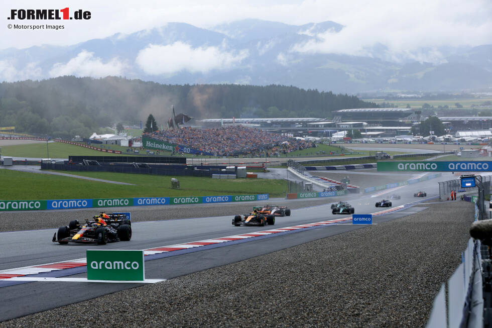 Foto zur News: Sergio Perez (Red Bull), Max Verstappen (Red Bull) und Lando Norris (McLaren)
