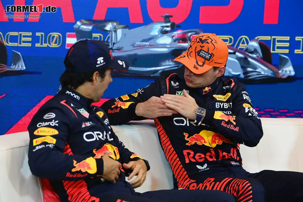 Foto zur News: Sergio Perez (Red Bull) und Max Verstappen (Red Bull)