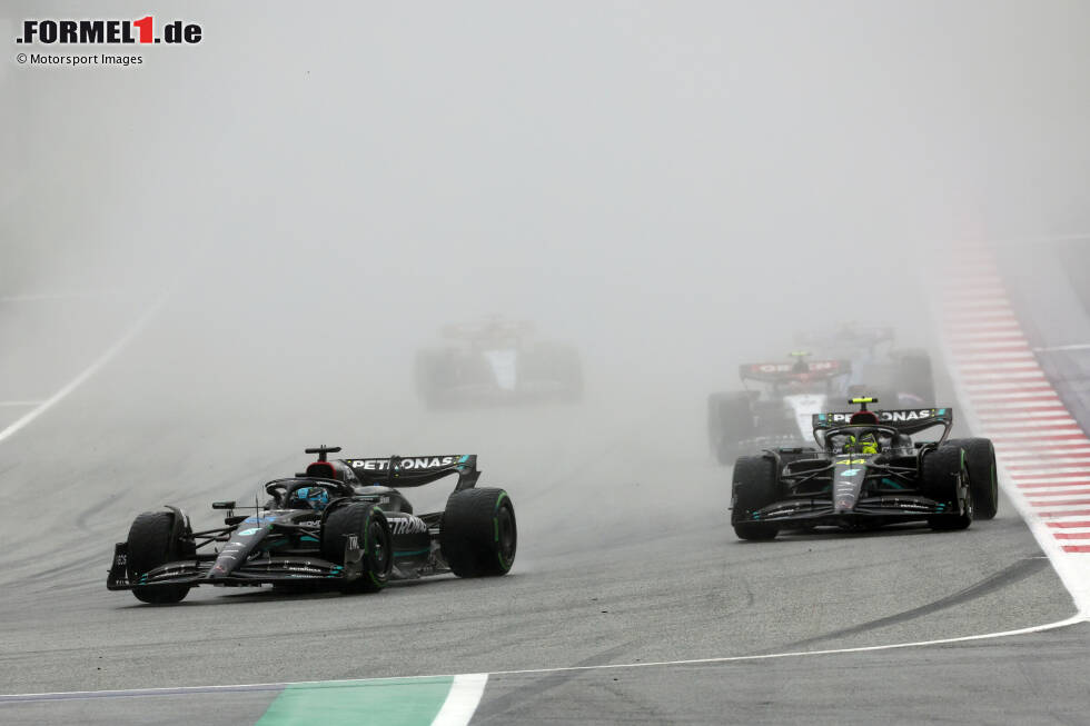 Foto zur News: George Russell (Mercedes) und Lewis Hamilton (Mercedes)