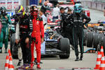 Foto zur News: Guanyu Zhou (Alfa Romeo), Carlos Sainz (Ferrari) und George Russell (Mercedes)