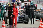 Foto zur News: Guanyu Zhou (Alfa Romeo), Carlos Sainz (Ferrari) und George Russell (Mercedes)