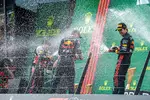 Foto zur News: Max Verstappen (Red Bull) und Sergio Perez (Red Bull)