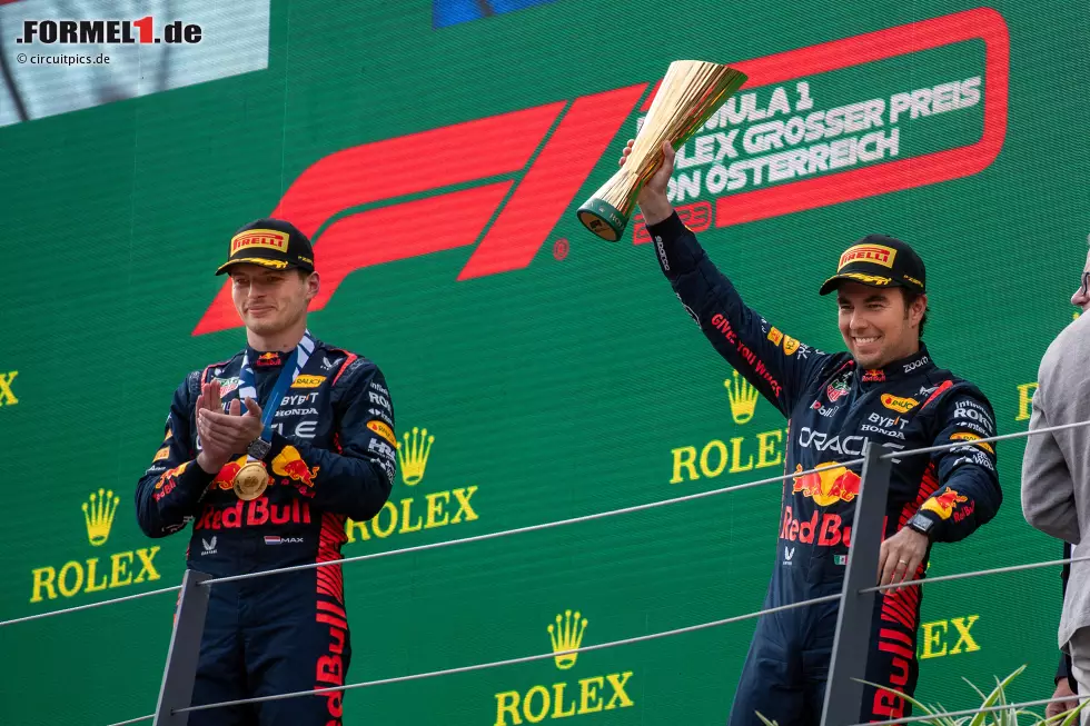 Foto zur News: Max Verstappen (Red Bull) und Sergio Perez (Red Bull)