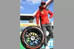 Foto zur News: Charles Leclerc (Ferrari) und James Sutton