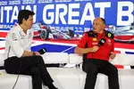 Foto zur News: Toto Wolff (Mercedes) und Frederic Vasseur (Ferrari)