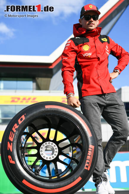 Foto zur News: Charles Leclerc (Ferrari) und James Sutton