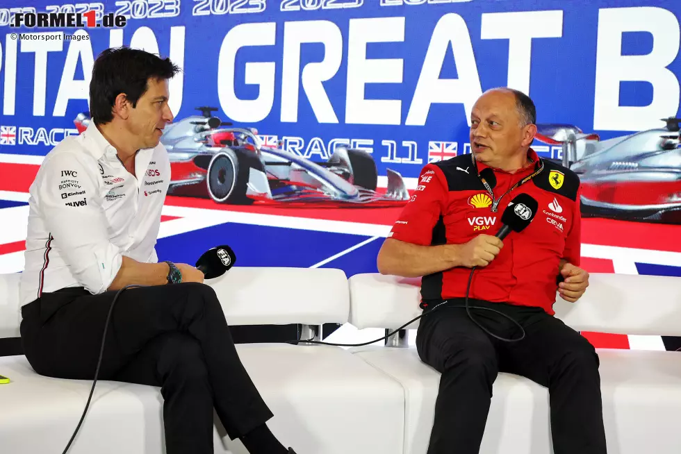 Foto zur News: Toto Wolff (Mercedes) und Frederic Vasseur (Ferrari)