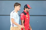 Foto zur News: George Russell (Mercedes) und Carlos Sainz (Ferrari)