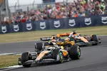 Foto zur News: Lando Norris (McLaren), Max Verstappen (Red Bull) und Oscar Piastri (McLaren)