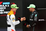 Foto zur News: Lando Norris (McLaren) und Lewis Hamilton (Mercedes)