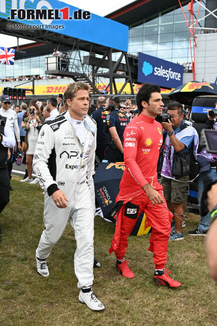 Foto zur News: Brad Pitt mit Carlos Sainz (Ferrari)