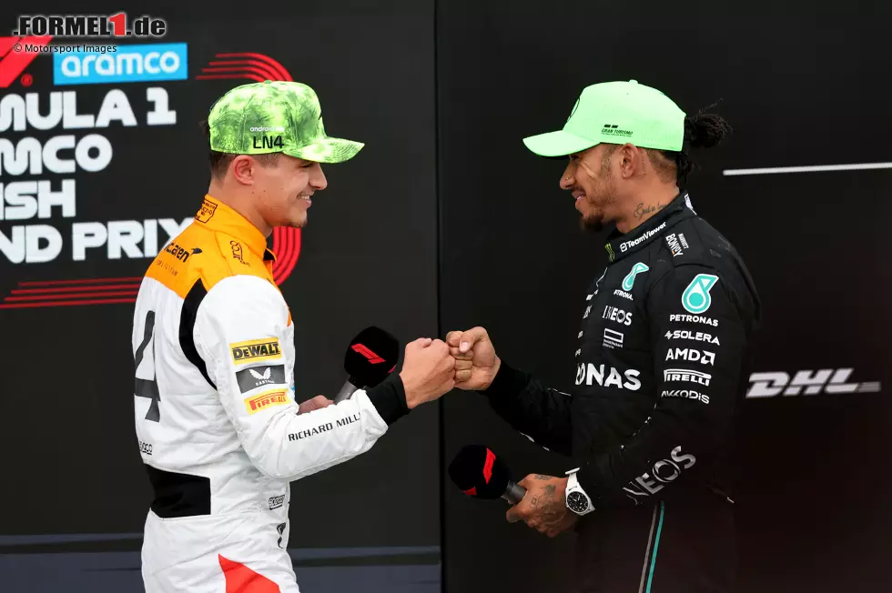 Foto zur News: Lando Norris (McLaren) und Lewis Hamilton (Mercedes)