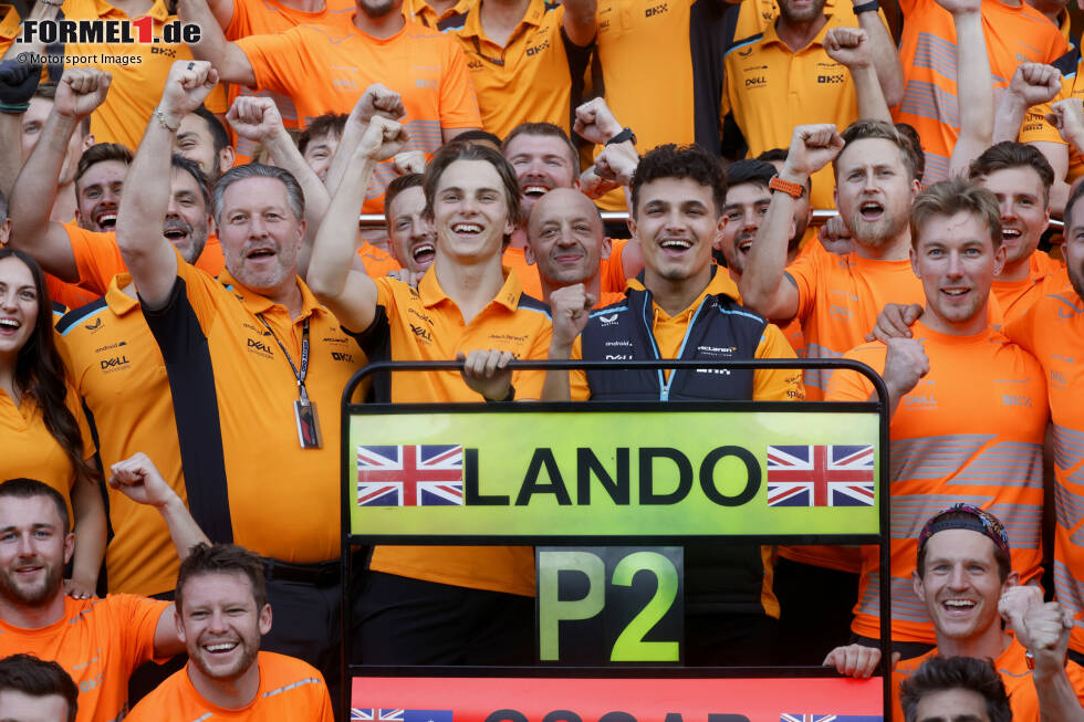 Foto zur News: Zak Brown, Oscar Piastri (McLaren) und Lando Norris (McLaren)