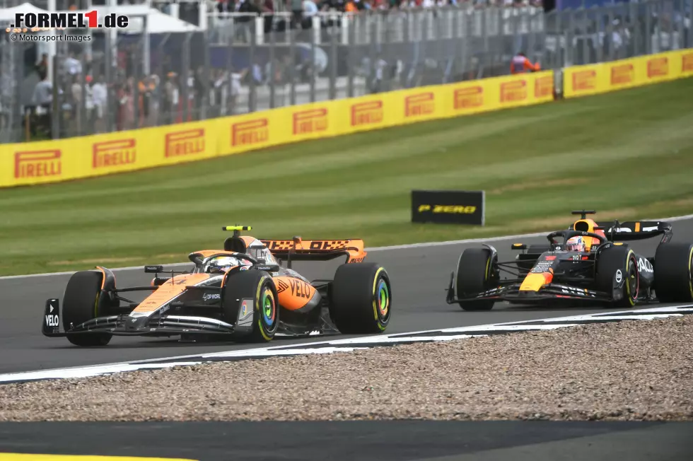 Foto zur News: Lando Norris (McLaren) und Max Verstappen (Red Bull)