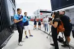 Foto zur News: Alexander Albon (Williams) und Logan Sargeant (Williams)