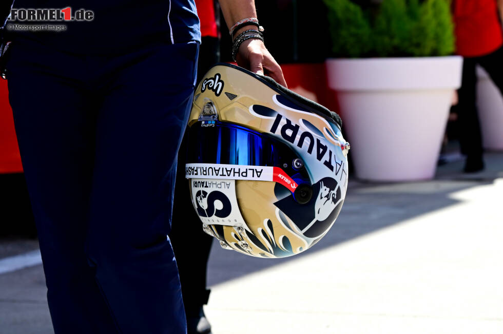 Foto zur News: Helm von Daniel Ricciardo (AlphaTauri)