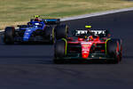 Foto zur News: Carlos Sainz (Ferrari) und Logan Sargeant (Williams)