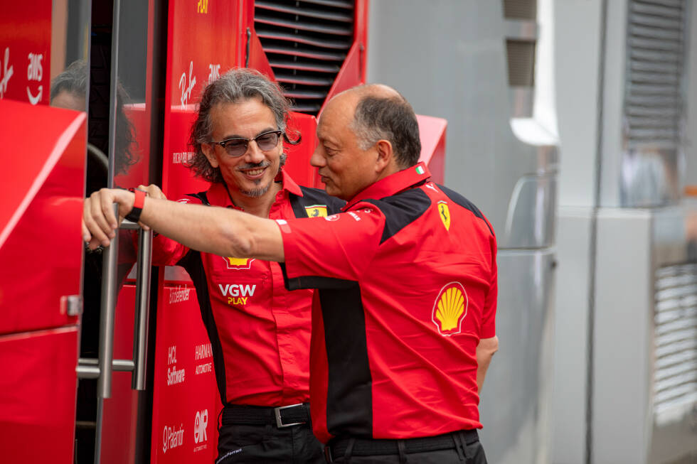 Foto zur News: Laurent Mekies mit Frederic Vasseur (Ferrari)