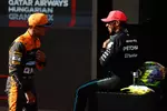 Foto zur News: Lando Norris (McLaren) und Lewis Hamilton (Mercedes)