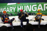 Foto zur News: Max Verstappen (Red Bull), Lewis Hamilton (Mercedes) und Lando Norris (McLaren)