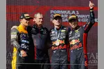 Foto zur News: Lando Norris (McLaren), Max Verstappen (Red Bull) und Sergio Perez (Red Bull)