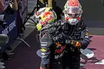 Foto zur News: Sergio Perez (Red Bull) und Max Verstappen (Red Bull)