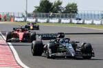 Foto zur News: George Russell (Mercedes) und Carlos Sainz (Ferrari)
