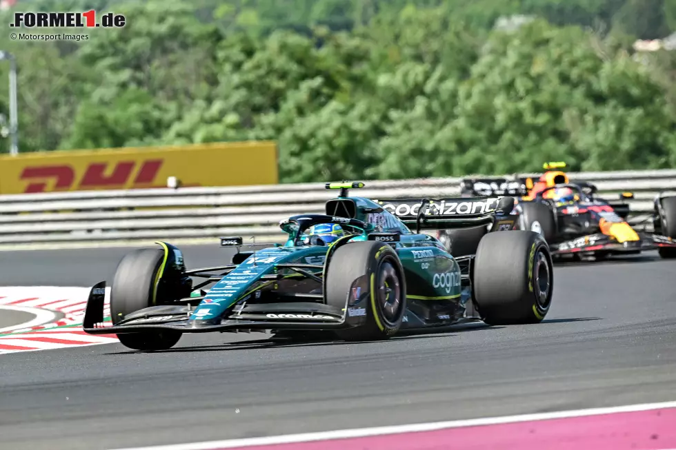 Foto zur News: Fernando Alonso (Aston Martin) und Sergio Perez (Red Bull)