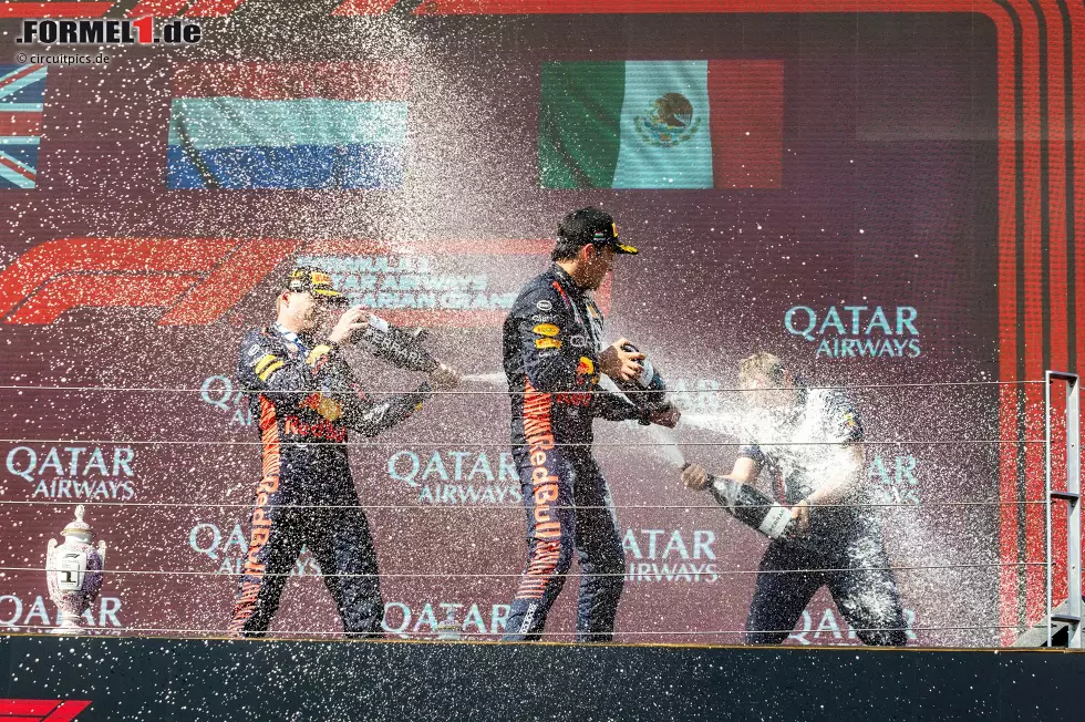 Foto zur News: Max Verstappen (Red Bull), Lando Norris (McLaren) und Sergio Perez (Red Bull)