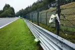 Foto zur News: Blumen an der Unfallstelle von Dilano van&#039;t Hoff