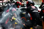 Foto zur News: Mechaniker von Nico Hülkenberg (Haas)