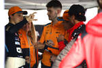 Foto zur News: Oscar Piastri (McLaren) und Carlos Sainz (Ferrari)