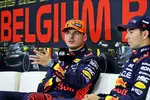 Foto zur News: Max Verstappen (Red Bull) und Sergio Perez (Red Bull)