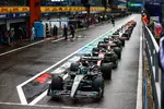 Foto zur News: Guanyu Zhou (Alfa Romeo), George Russell (Mercedes), Valtteri Bottas (Alfa Romeo) und Kevin Magnussen (Haas)