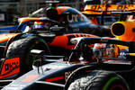 Foto zur News: Oscar Piastri (McLaren) und Max Verstappen (Red Bull)