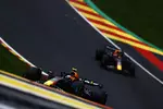 Foto zur News: Sergio Perez (Red Bull) und Max Verstappen (Red Bull)