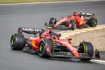 Foto zur News: Carlos Sainz (Ferrari) und Charles Leclerc (Ferrari)