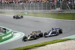 Foto zur News: Max Verstappen (Red Bull) und Esteban Ocon (Alpine)