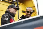 Foto zur News: Valtteri Bottas (Alfa Romeo) und Lewis Hamilton (Mercedes)