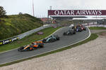 Foto zur News: Lando Norris (McLaren), Fernando Alonso (Aston Martin) und George Russell (Mercedes)